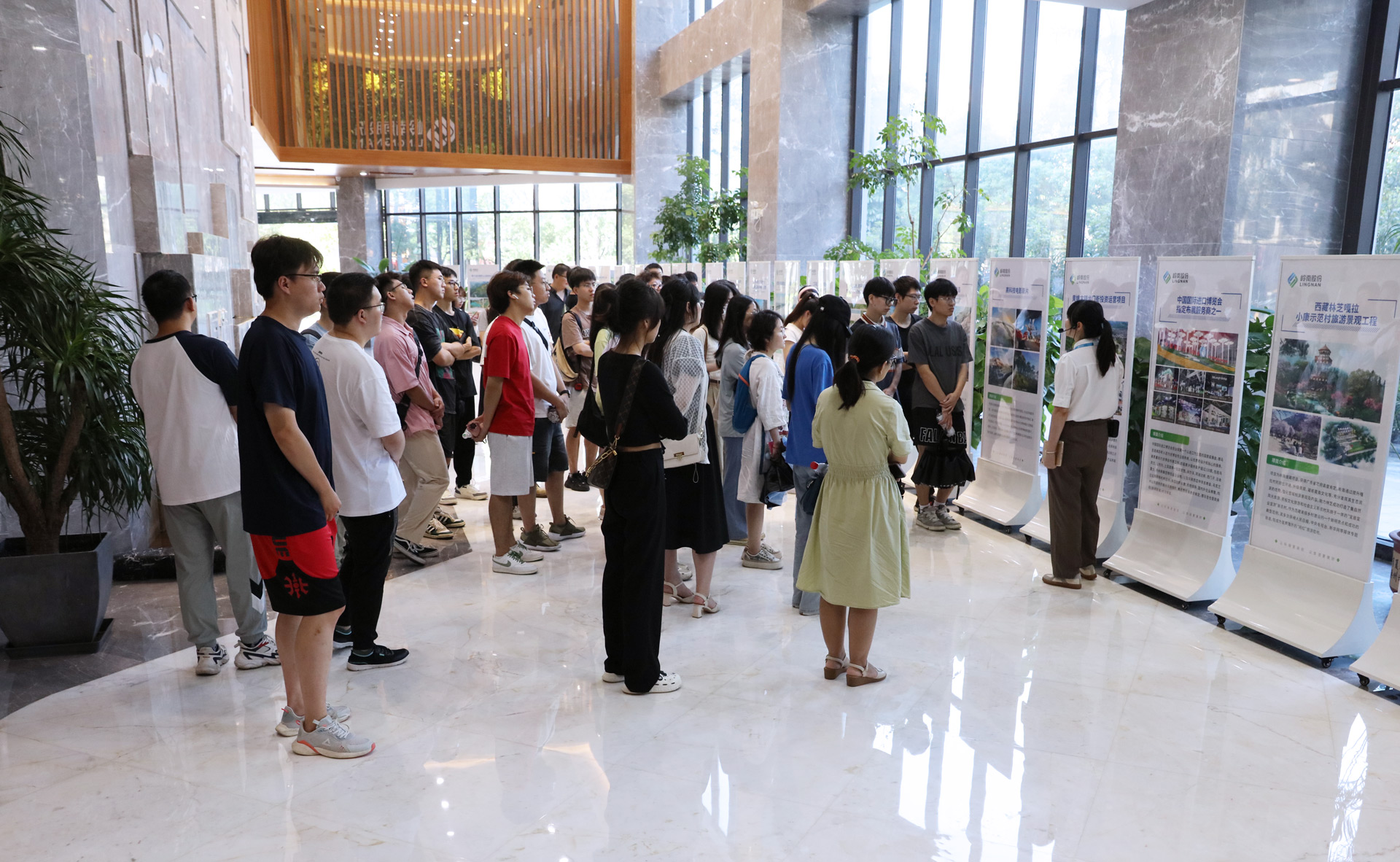 校企合作 | 东莞理工学院师生走进幸运彩股份参观交流